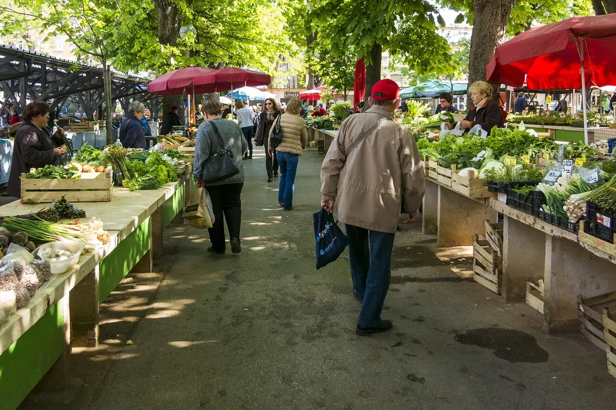 Beginner's Guide to Visiting Your Local Farmers Market in Summer