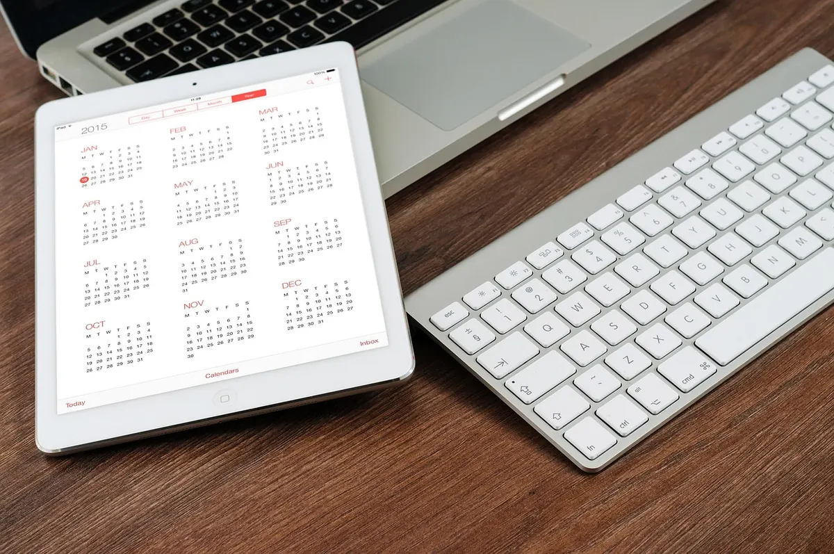 Comparison: Paper Planners vs. Digital Calendars for Busy Freelancers